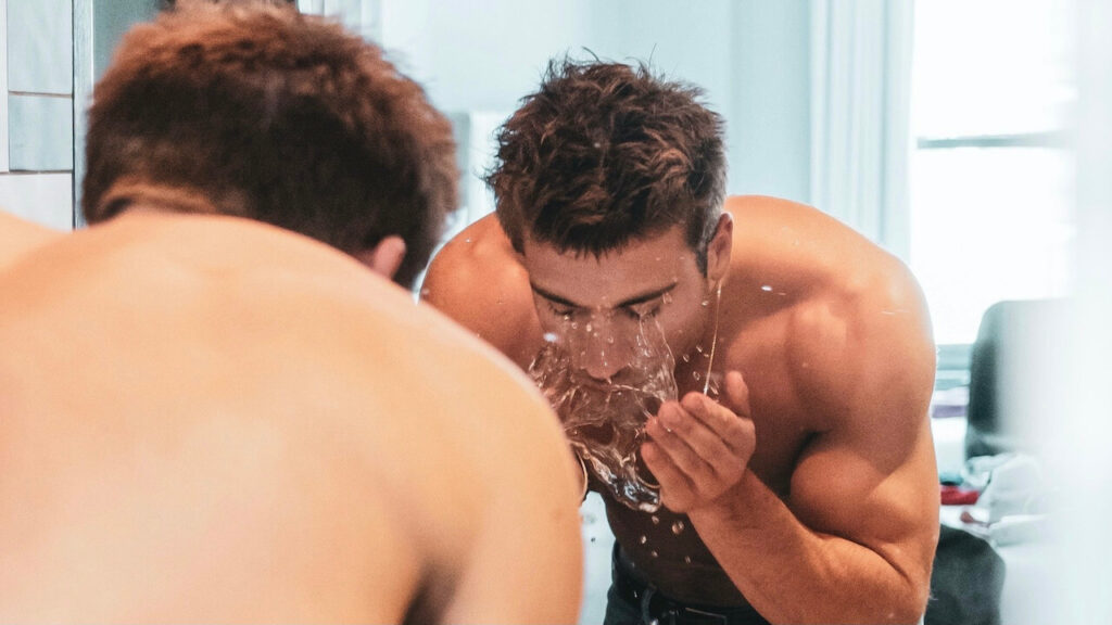 顔を洗っている男性