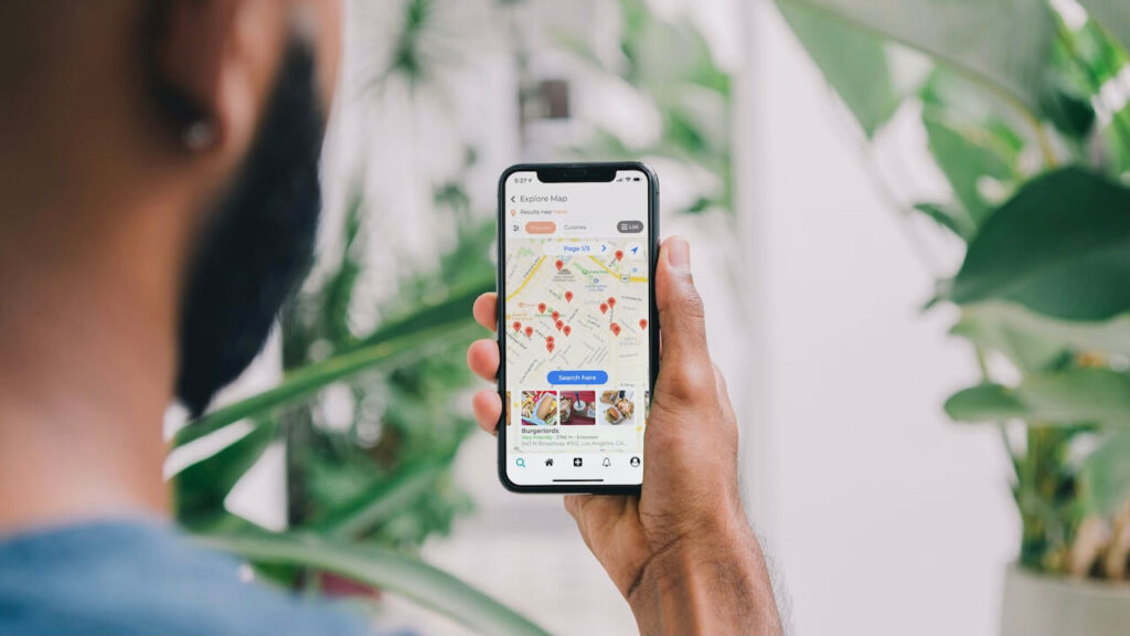 スマホの地図で探す男性